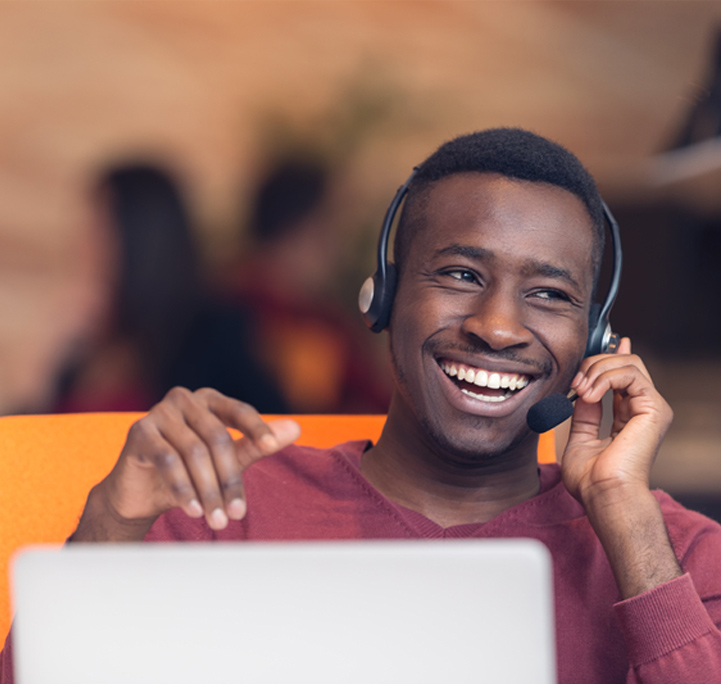TeleDispatch-medewerker beantwoordt een oproep via een headset